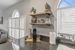 Η κουζίνα ή μικρή κουζίνα στο Serene Condo Retreat in Myrtle Beach