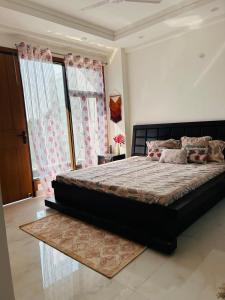 Postel nebo postele na pokoji v ubytování House of Solace at Chattarpur 3bhk