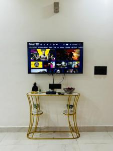 TV a/nebo společenská místnost v ubytování House of Solace at Chattarpur 3bhk