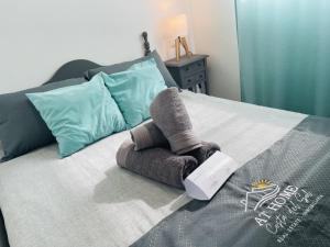 Łóżko lub łóżka w pokoju w obiekcie Atico Jimena Granada en el centro de Nerja