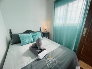 sypialnia z łóżkiem i ręcznikami w obiekcie Atico Jimena Granada en el centro de Nerja w mieście Nerja
