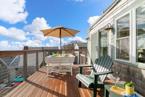 Μπαλκόνι ή βεράντα στο Oceanfront Getaway with Deck Steps to Provincetown Fun