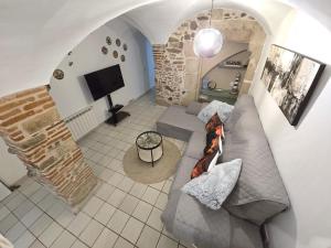 an overhead view of a living room with a couch at La morada del maestre in Cáceres