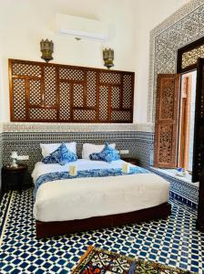 Postel nebo postele na pokoji v ubytování Riad Zawiyat Fes