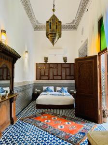 Postel nebo postele na pokoji v ubytování Riad Zawiyat Fes