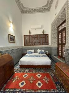 Postel nebo postele na pokoji v ubytování Riad Zawiyat Fes