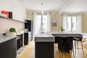 巴黎Prestige Marais的一个带酒吧凳的大岛的厨房 更多11张照片