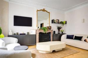 巴黎Prestige Marais的带壁炉和镜子的客厅