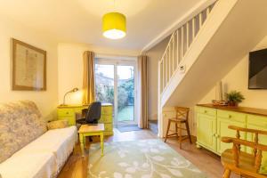 TV a/nebo společenská místnost v ubytování NEW! 2BR House in Leamington Spa by Clarendon Stays , Ideal for Professionals, Free Parking, WiFi, Smart TV!