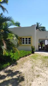 una casa con una palma di fronte di Pé na Areia - Casa para temporada a São Sebastião Altre 39 foto