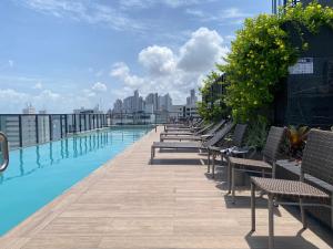 une rangée de bancs sur le toit d'un immeuble dans l'établissement Flat Move Tambaú, à João Pessoa