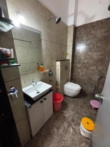 un baño con lavabo e inodoro en vardaan Home stay, en Ujjain