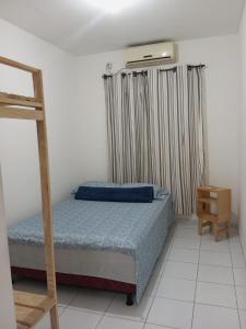 ein kleines Schlafzimmer mit einem Bett und einer Leiter in der Unterkunft Espaço Vila Verde in Paulista