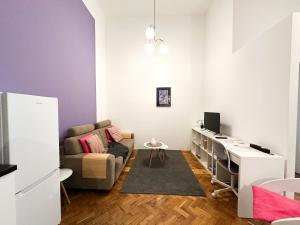 Televízia a/alebo spoločenská miestnosť v ubytovaní Cute 1BR Apt in Central Budapest - Purple House