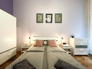 Posteľ alebo postele v izbe v ubytovaní Cute 1BR Apt in Central Budapest - Purple House