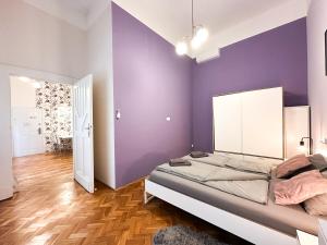 Posteľ alebo postele v izbe v ubytovaní Cute 1BR Apt in Central Budapest - Purple House