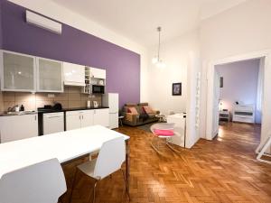 Kuchyňa alebo kuchynka v ubytovaní Cute 1BR Apt in Central Budapest - Purple House