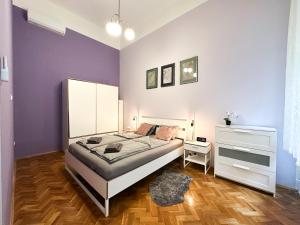 Posteľ alebo postele v izbe v ubytovaní Cute 1BR Apt in Central Budapest - Purple House