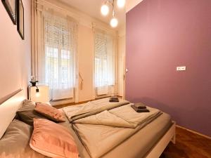 Posteľ alebo postele v izbe v ubytovaní Cute 1BR Apt in Central Budapest - Purple House