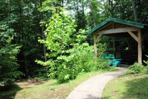 O grădină în afara Hemlock Hideaway