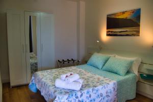 a bedroom with a bed with towels on it at Casa Mario in Tigaday