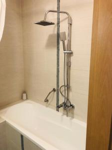 y baño con ducha y lavabo blanco. en Casa Blanca, en Nyíregyháza
