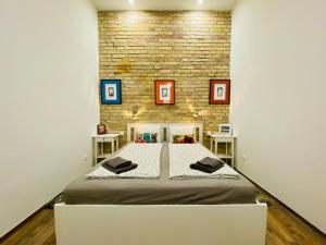 Postel nebo postele na pokoji v ubytování Central Studio in Central Budapest with AC - Brick House