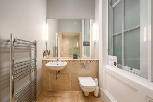 Bilik mandi di Destiny Scotland - St Andrew Square Apartments