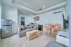 Η κουζίνα ή μικρή κουζίνα στο 2 Bed modern Apartment with big pool