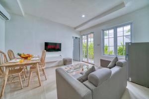 Μια τηλεόραση ή/και κέντρο ψυχαγωγίας στο 2 Bed modern Apartment with big pool