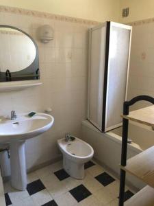 łazienka z umywalką, toaletą i lustrem w obiekcie Grande Maison de village climatisée avec cours. w Saintes-Maries-de-la-Mer +4 zdjęcia