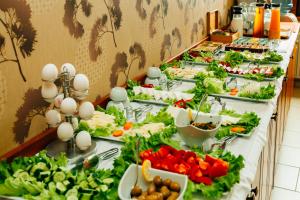 una línea de comida buffet con verduras y huevos en Saba Sultan Hotel en Estambul