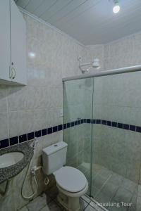 un bagno con wc, lavandino e doccia di Pertinho do Mar a 300m, 1 Quarto, Comércio Próximo a Marechal Deodoro Altre 27 foto