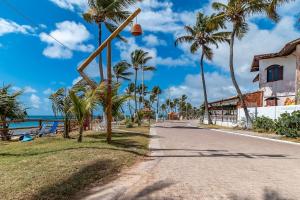 una strada di fronte alla spiaggia con palme di Pertinho do Mar a 300m, 1 Quarto, Comércio Próximo a Marechal Deodoro