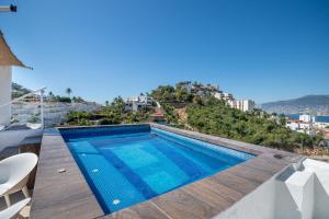 a swimming pool on the roof of a house at LUXO Casa en Acapulco Zona Brisas Guitarrón con vistas espectaculares y 2 albercas in Acapulco