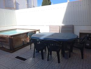 una mesa azul y sillas junto a una piscina en Villa Cacela Mar, en Vila Nova de Cacela
