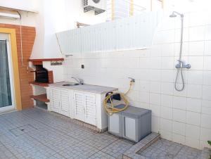 una cocina con fregadero y ducha en Villa Cacela Mar, en Vila Nova de Cacela 28 fotos más