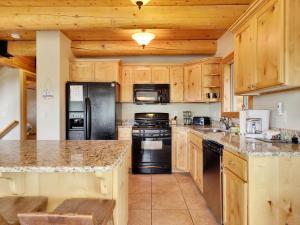 Kuchyň nebo kuchyňský kout v ubytování Ski View Cabin + 43 fotografií