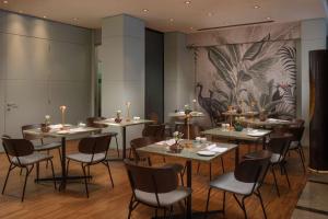 A restaurant or other place to eat at NH Catania Centro