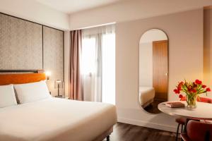 A bed or beds in a room at NH Catania Centro