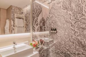 A bathroom at NH Catania Centro