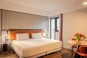 A bed or beds in a room at NH Catania Centro