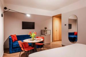 A television and/or entertainment centre at NH Catania Centro