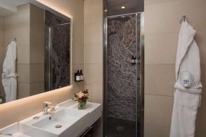 A bathroom at NH Catania Centro