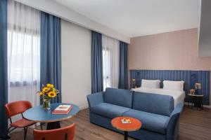 A seating area at NH Catania Centro
