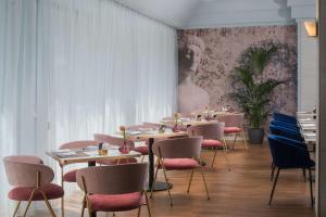 A seating area at NH Catania Centro