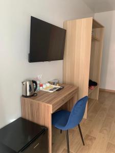 a desk with a blue chair in a room at Vatican Bliss in Rome +33 photos