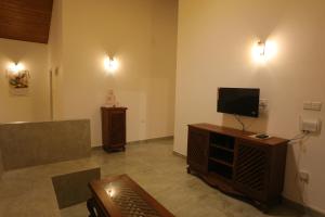 TV a/nebo společenská místnost v ubytování Serenity Villa Anuradhapura