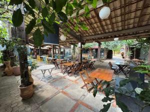an outdoor patio with tables and chairs and a table at Flat aconchegante 1 Vila Rica ao lado Mineirão Pampulha BH in Venda Nova