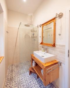 a bathroom with a sink and a shower at Ferienwohnung Papenmühle am Kurpark in Bad Freienwalde +29 photos